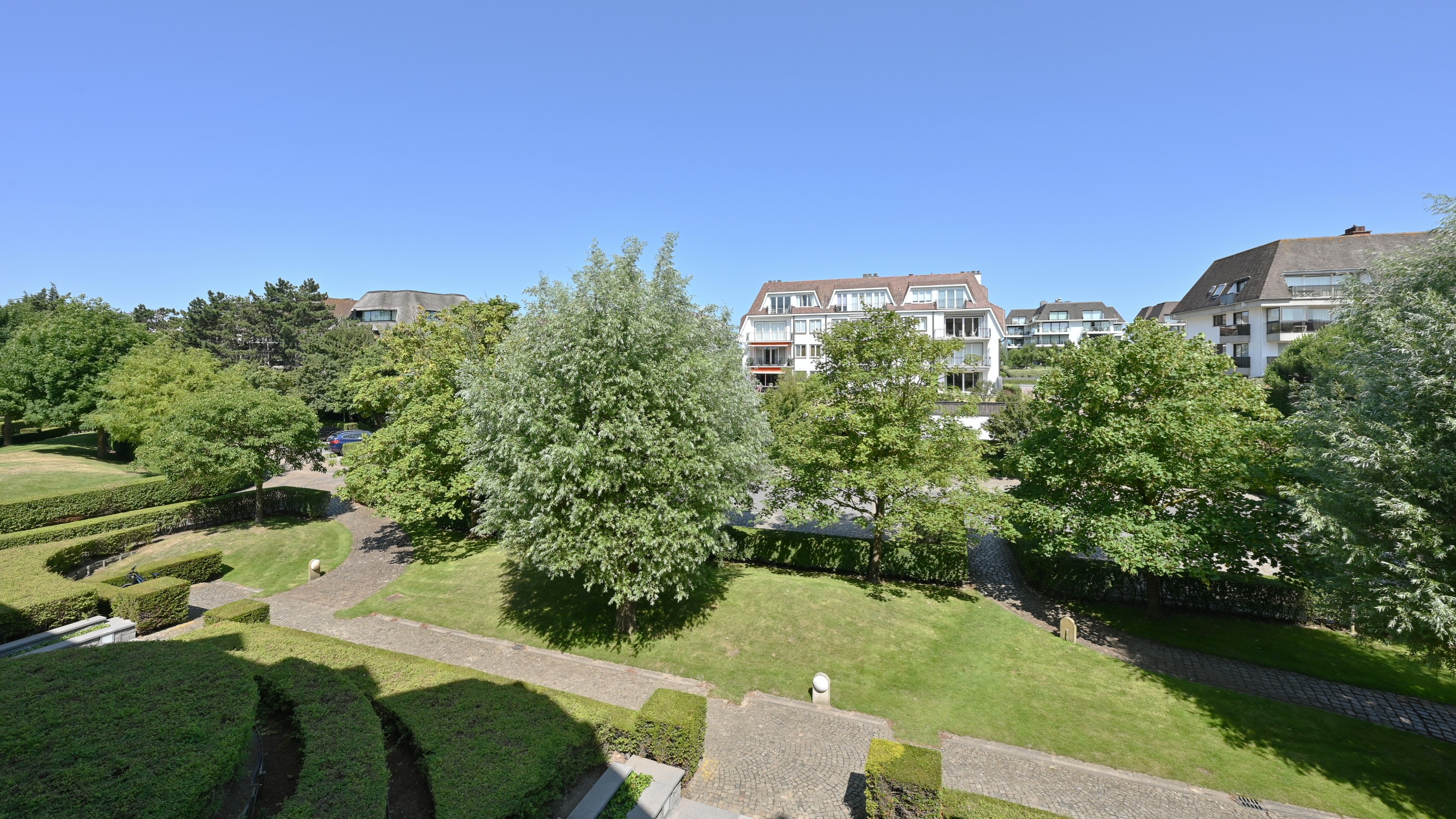 Magnifique appartement r&#233;nov&#233; dans un emplacement de premier choix au Zoute, &#224; proximit&#233; de la plage et de la mer. 