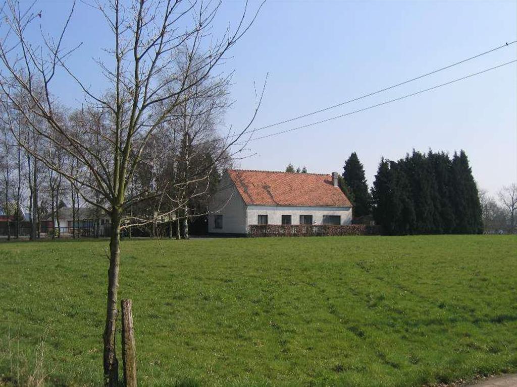 Gezinswoning op ca. 0,8 ha te Essen 